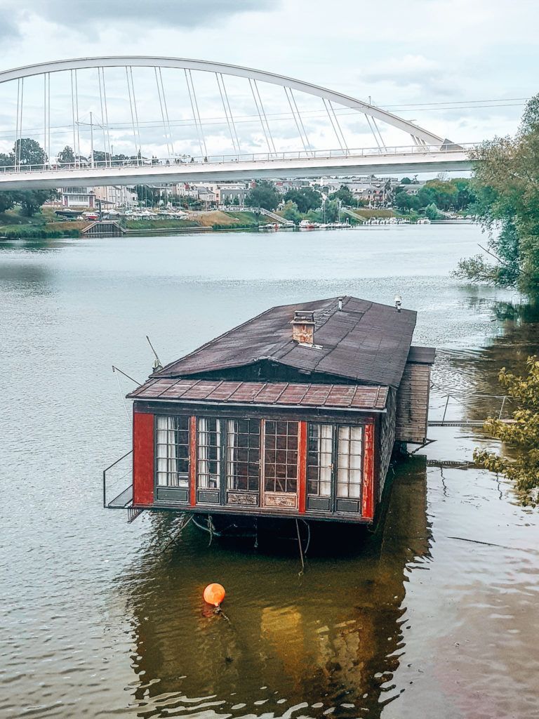 außergewöhnliche Unterkunft in Frankreich: alleine wohnen auf einem Hausboot
